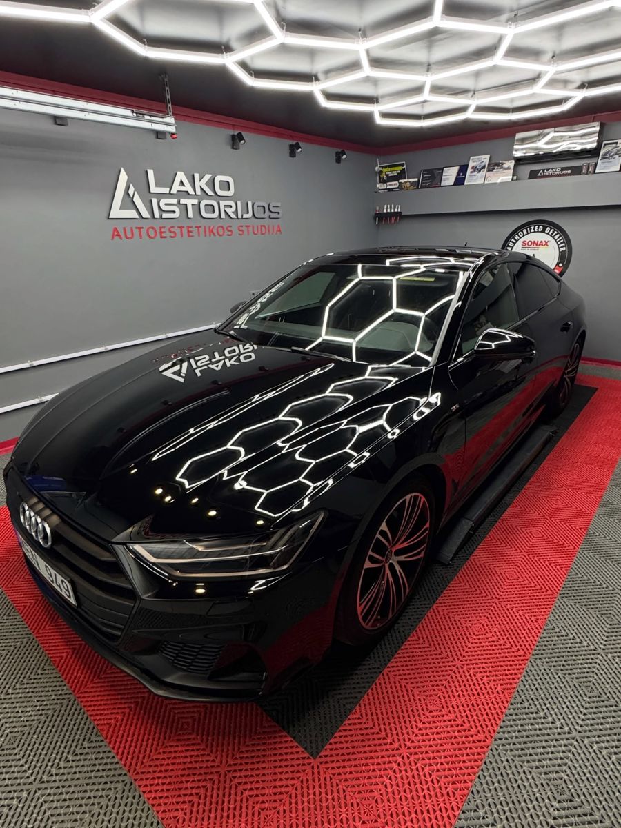Juodas Audi A7 studijoje po šešiakampiu apšvietimu