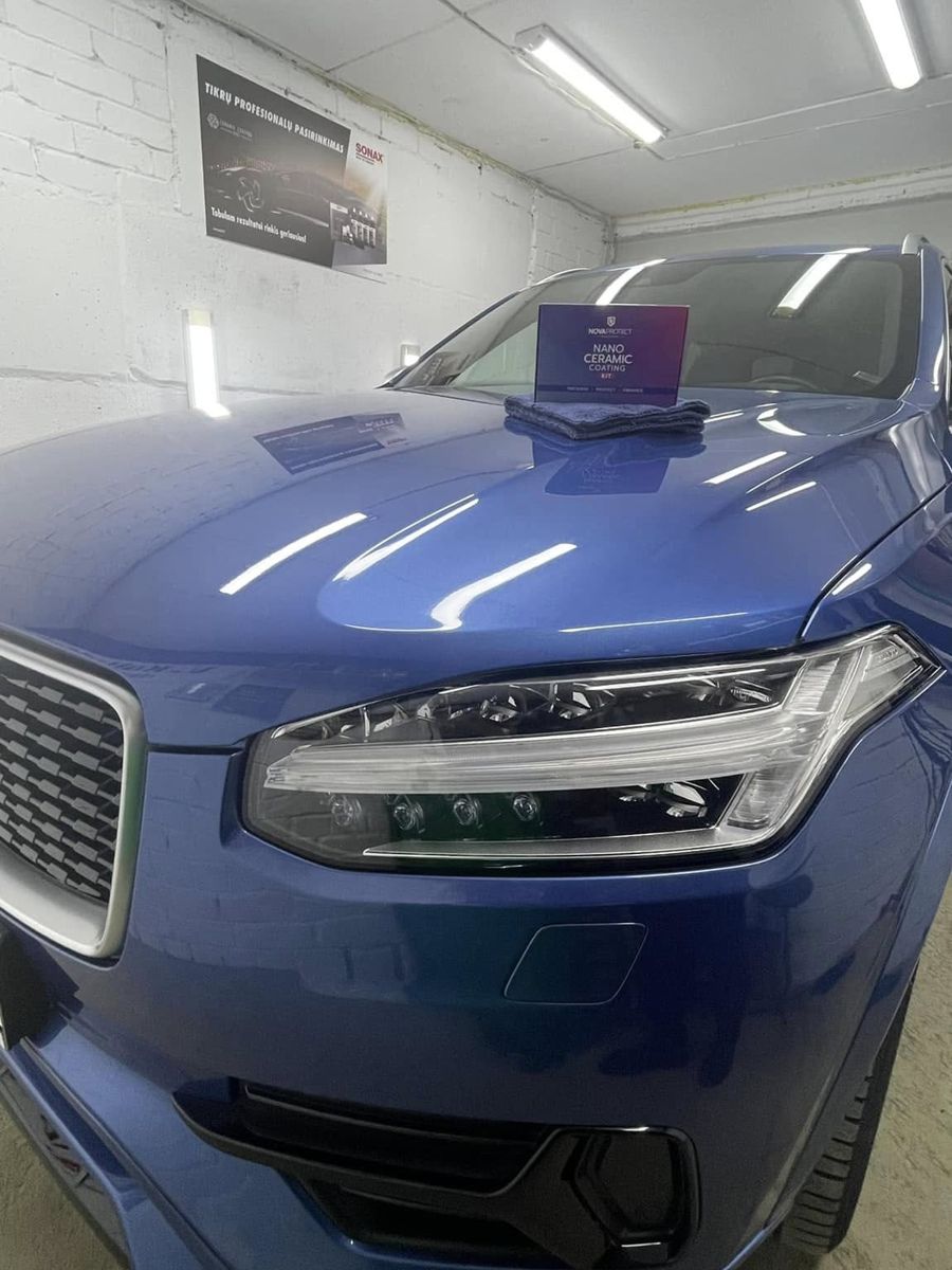 Mėlynas Volvo XC90 priekis po poliravimo