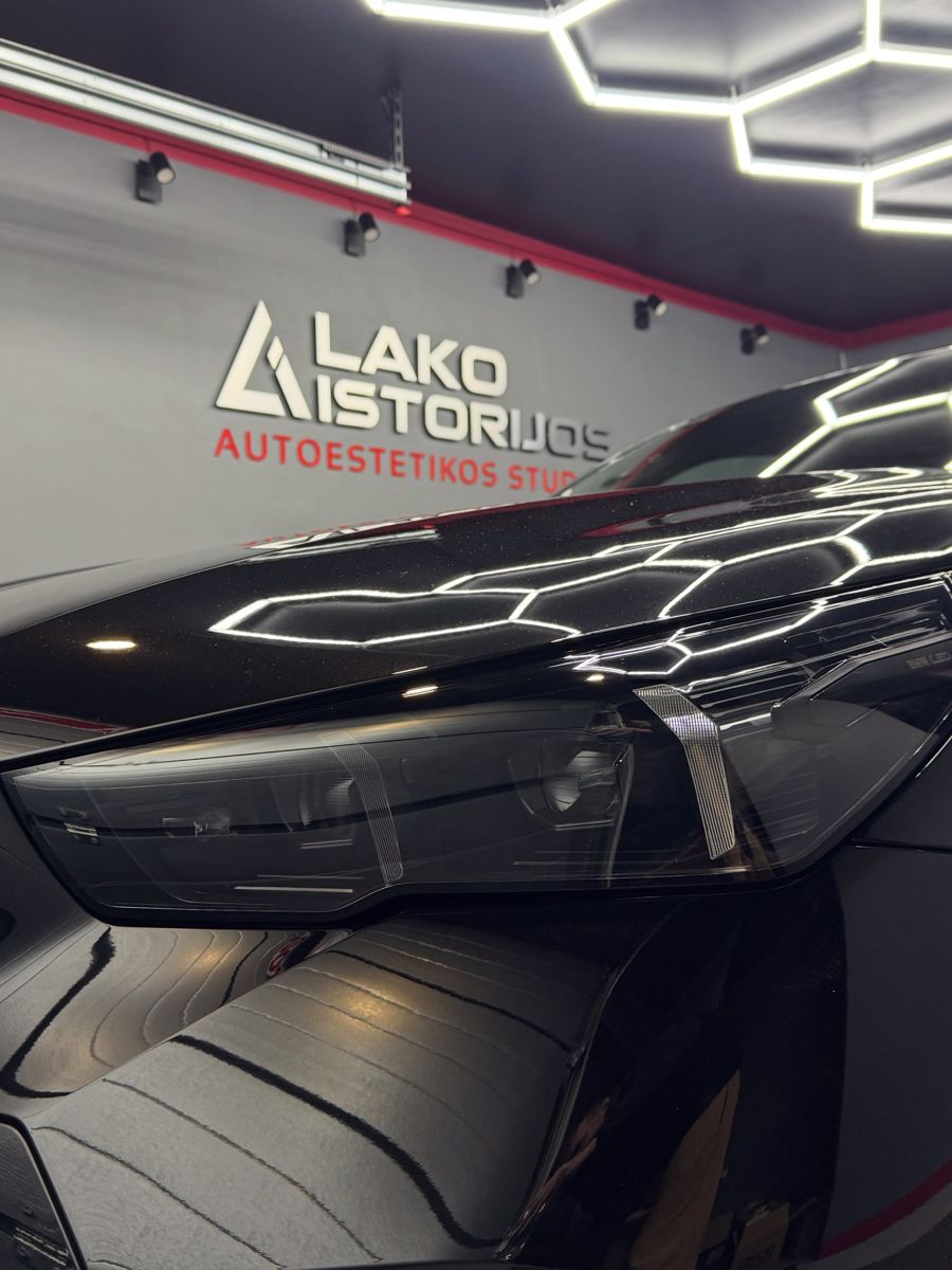 Audi A7 priekinis žibintas ir kapotas studijoje