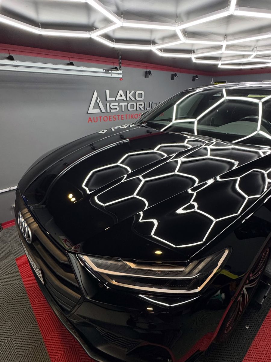Audi A7 kapotas su šešiakampių atspindžiu