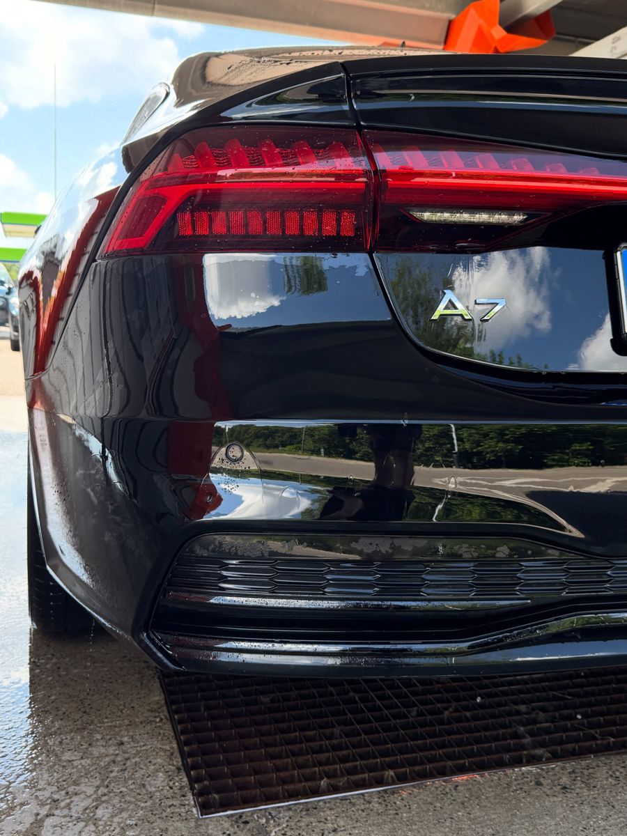 Audi A7 galinis žibintas ir logotipas iš arti